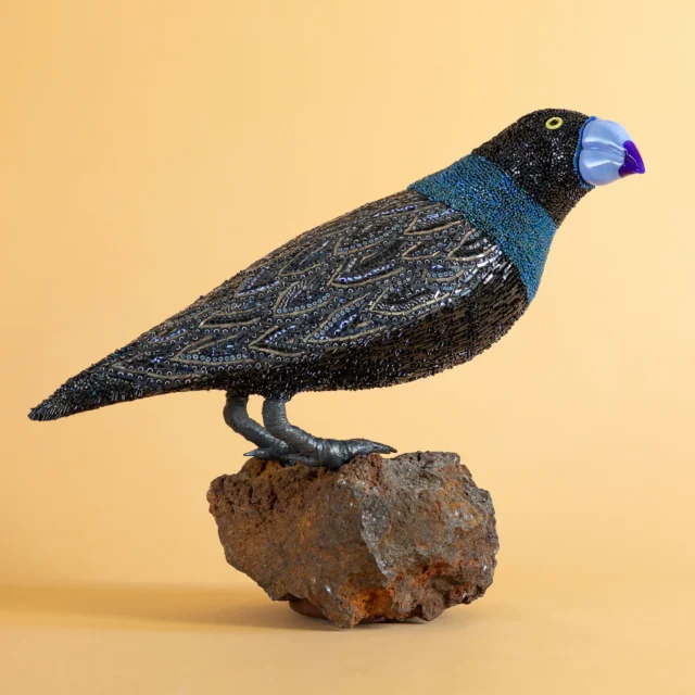 Black Bird, scultura in mosaico di uccello nero, vista frontale, Dusciana Bravura