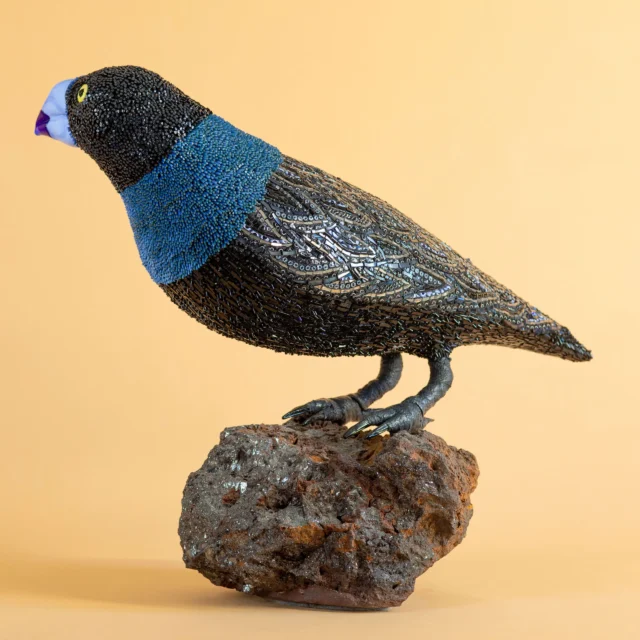 Black Bird, scultura in mosaico di uccello nero, vista laterale, Dusciana Bravura