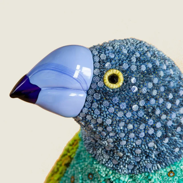 Blue Bird, scultura in mosaico di uccello blu, vista laterale, Dusciana Bravura