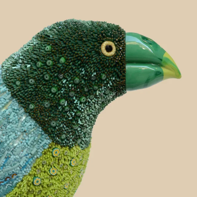 Green Bird, scultura in mosaico di uccello verde, Dusciana Bravura, 75x30x28 cm, 2014