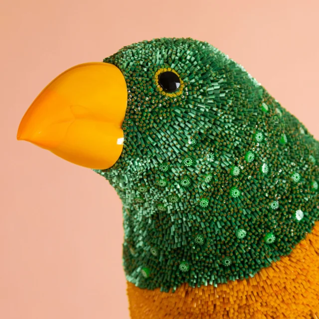 Orange Bird, scultura in mosaico di uccello arancione, vista frontale, Dusciana Bravura