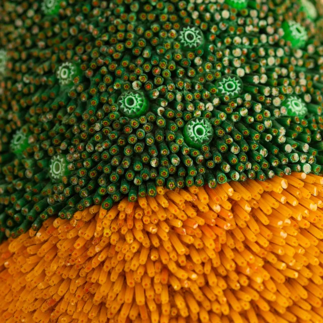Orange Bird, dettaglio scultura in mosaico arancione, Dusciana Bravura