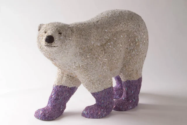 Orso Bianco, scultura in mosaico di vetro argentato e madreperle, Dusciana Bravura