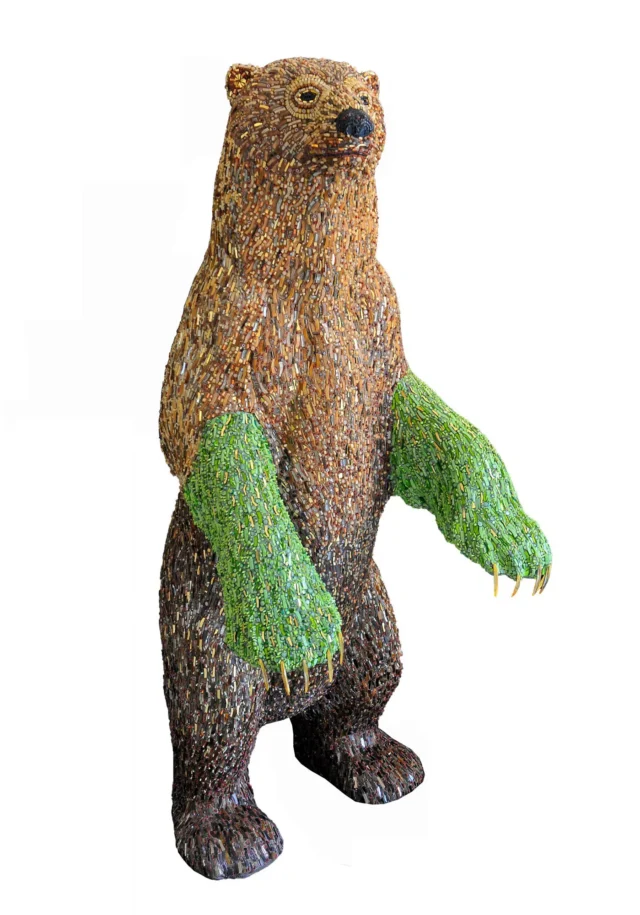 Orso Bruno, dettaglio del manto in mosaico di madreperle e vetro opalescente, Dusciana Bravura