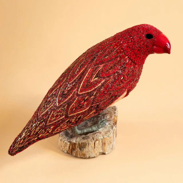 Red Bird, scultura in mosaico di uccello rosso, vista frontale, Dusciana Bravura
