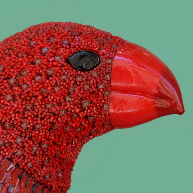 Red Bird, scultura in mosaico di uccello rosso, vista laterale, Dusciana Bravura