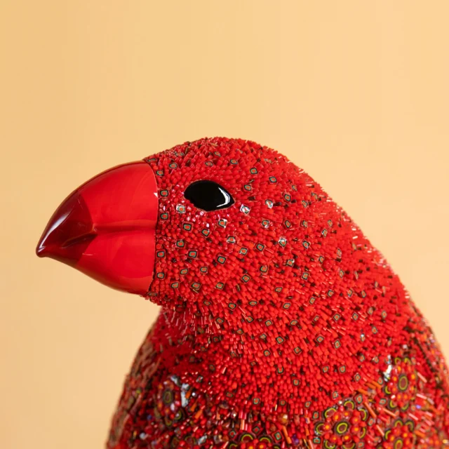 Red Bird, dettaglio del piumaggio in mosaico rosso, Dusciana Bravura