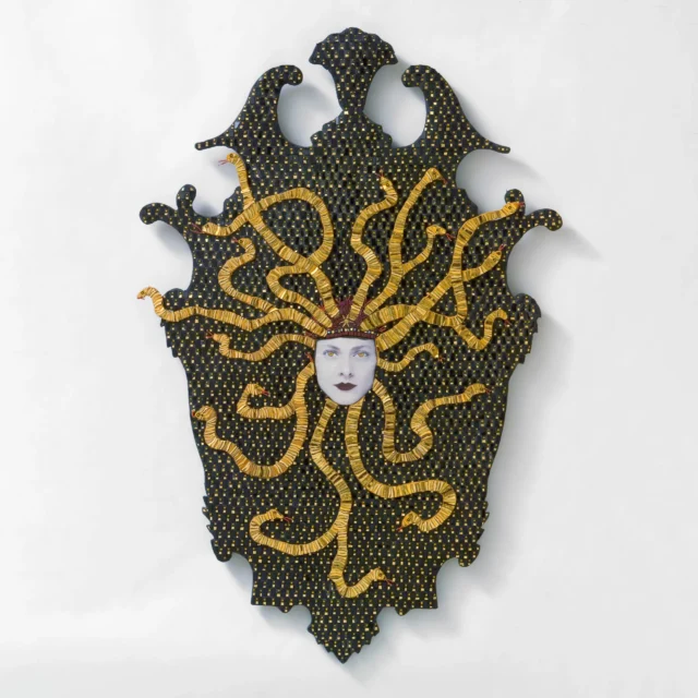 Ritratto Medusa in mosaico, opera di Dusciana Bravura
