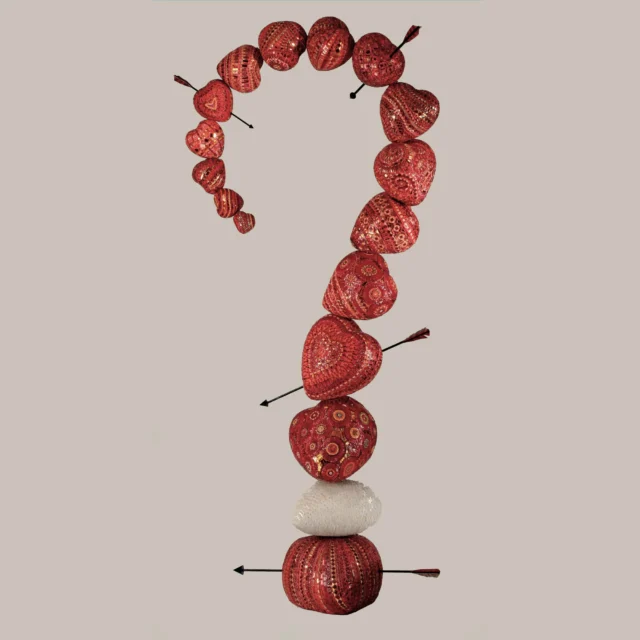 Totem, scultura in mosaico, elemento question mark e cuori, Dusciana Bravura