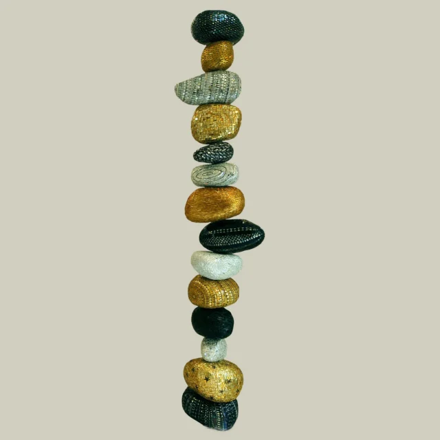 Totem, scultura in mosaico, elemento sassi, Dusciana Bravura