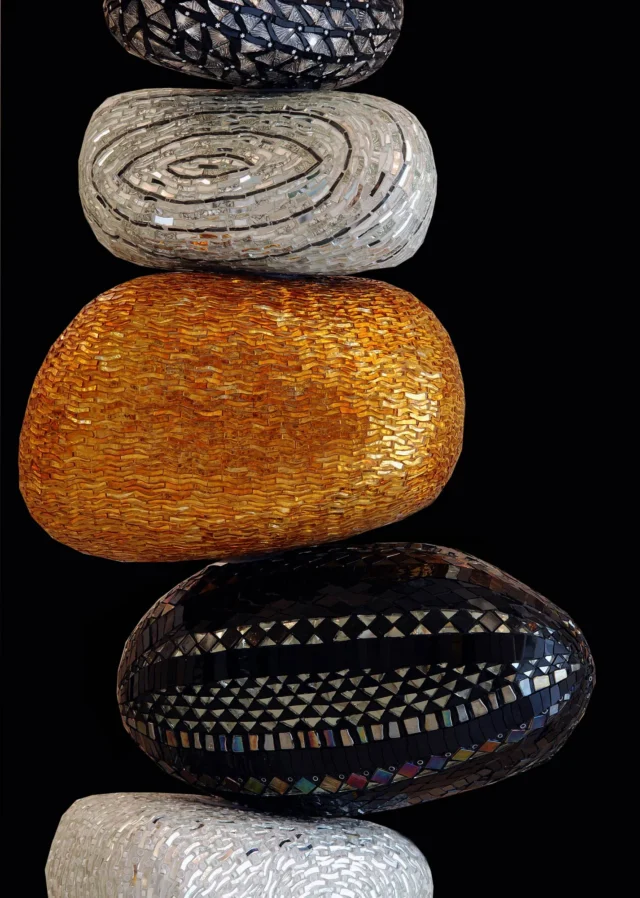 Totem, scultura in mosaico, particolare dei sassi, Dusciana Bravura