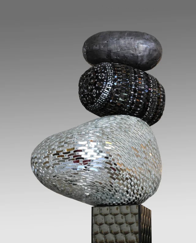 Totem, scultura in mosaico, dettaglio cubi e sassi, Dusciana Bravura