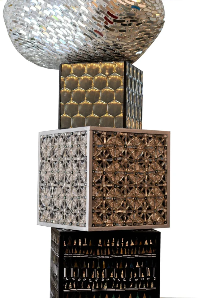 Totem, scultura in mosaico, secondo dettaglio cubi e sassi, Dusciana Bravura