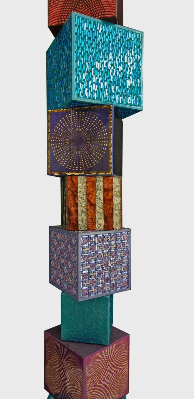 Totem, scultura in mosaico, cubi colorati in vetro, Dusciana Bravura