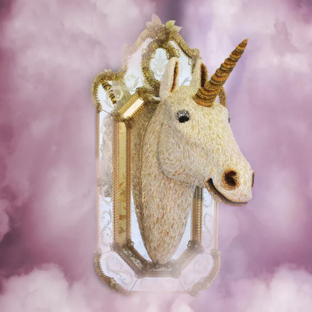 Unicorno, scultura in mosaico di vetro opalescente e oro, Dusciana Bravura