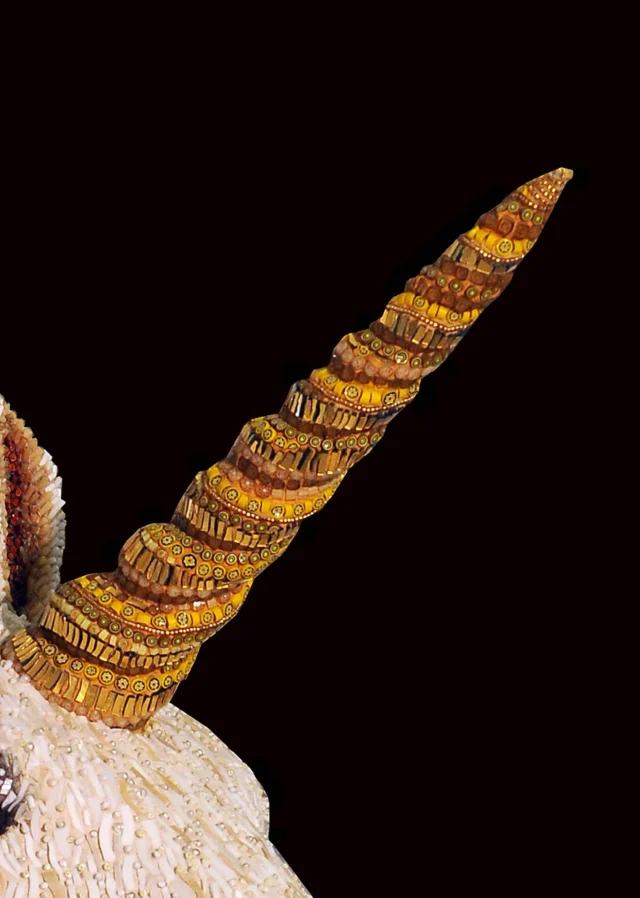 Unicorno, dettaglio della criniera in mosaico dorato, Dusciana Bravura